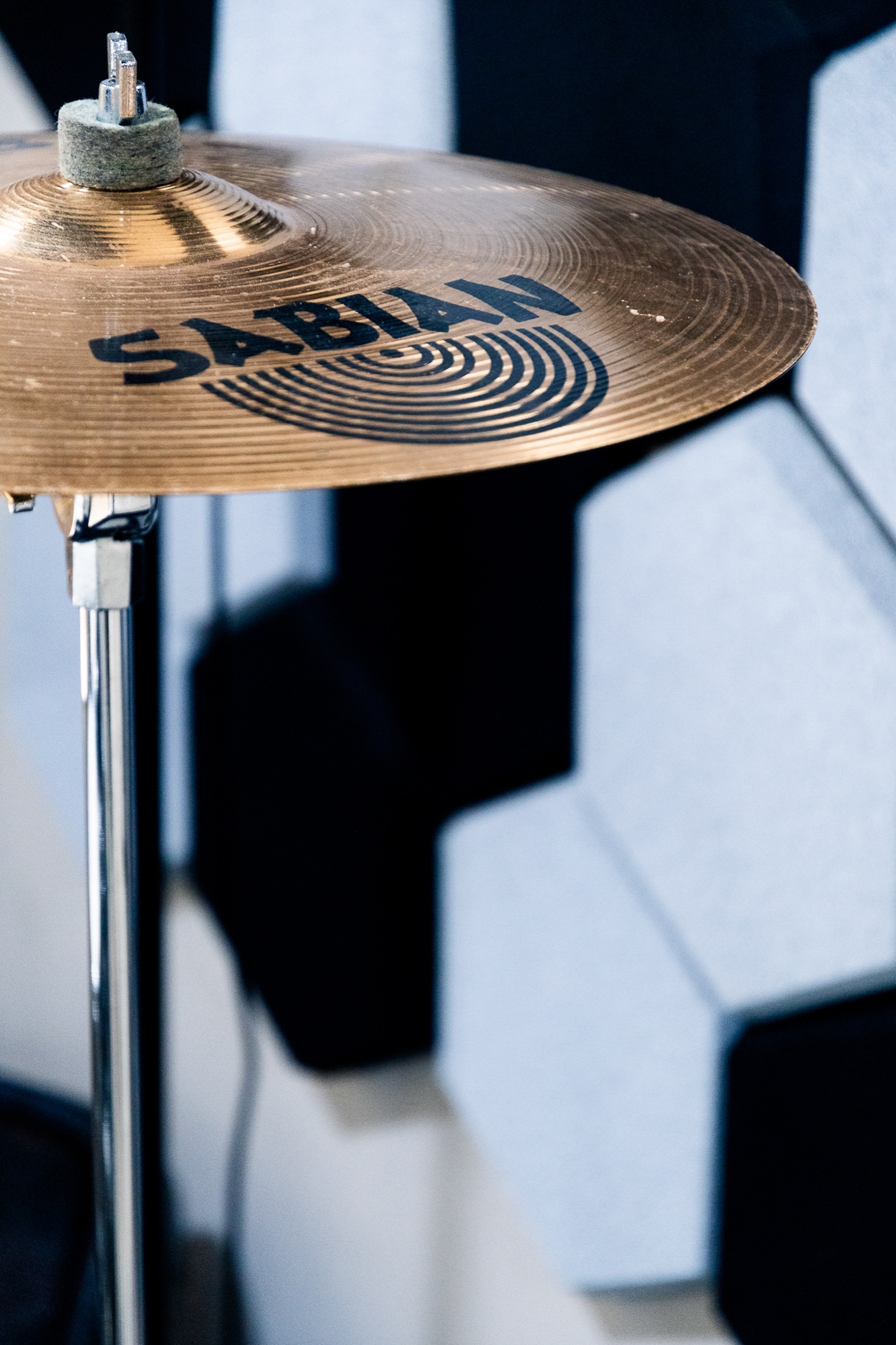 Detalhe do prato da bateria diante do tratamento acústico