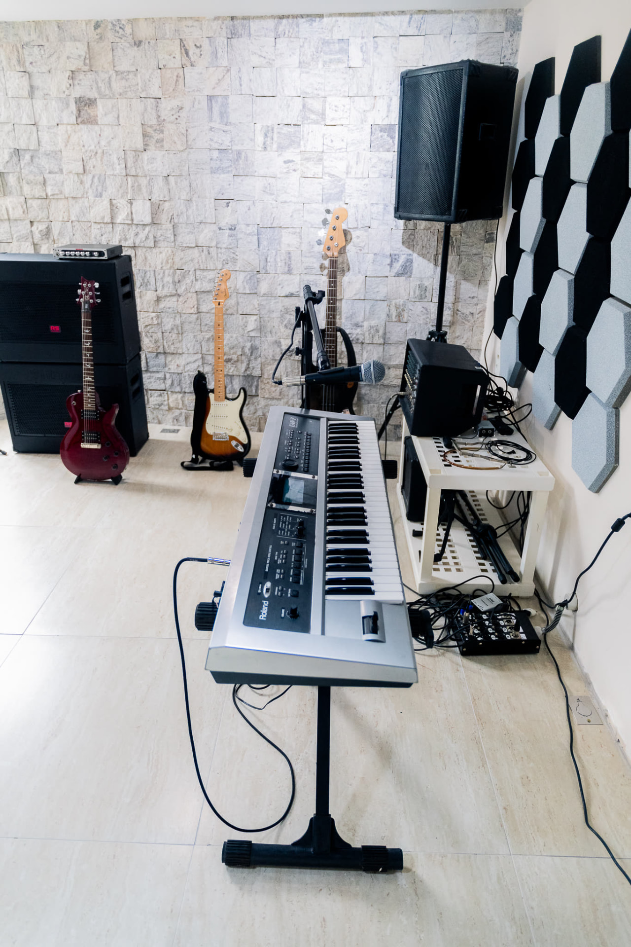 Teclado, guitarras e equipamentos reais disponíveis na Casa Krás