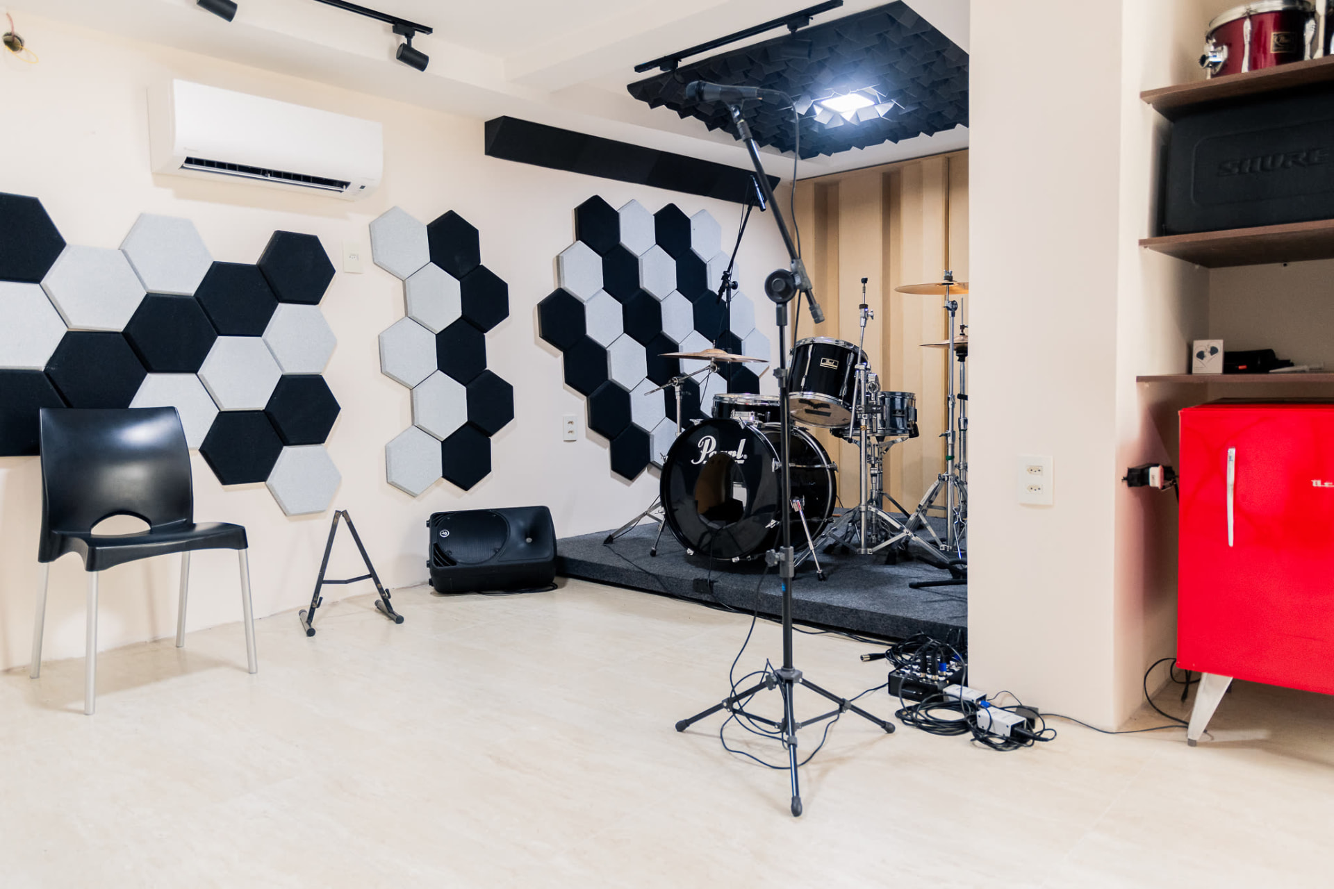 Sala preparada da Casa Krás com bateria montada