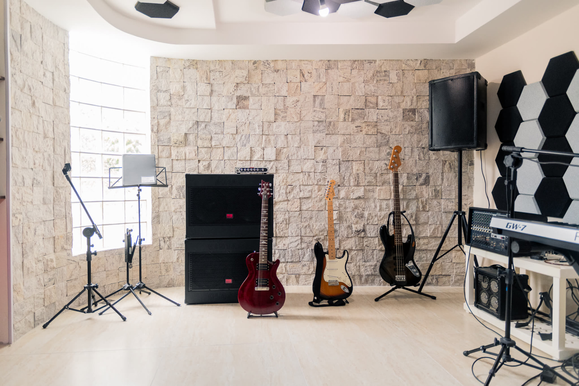 Guitarras, baixo, amplificadores e teclado na sala da Casa Krás
